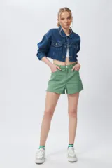 Short blanco de tiro alto confeccionado en algodón elastizado.