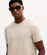 Remera de corte slim con textura, cuello redondo y manga corta. Confeccionada en tejido resistente que no se arruga.