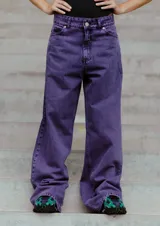 Jean de corte oversized y tiro medio-alto, confeccionado en denim de color violeta con diseño de cinco bolsillos y cierre frontal con botón y cremallera.