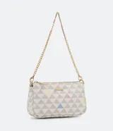 Cartera pequeña tipo bandolera con correa de cadena dorada, cierre superior con cremallera y diseño estampado de triángulos geométricos en tonos neutros con detalles en colores pastel.