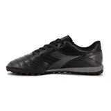 Championes de fútbol Diadora modelo Skipper TF, color negro con detalles en gris. Presentan un diseño texturizado en la parte frontal y lateral, con suela multitaco diseñada para césped sintético.