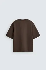Remera de corte relajado confeccionada en tejido compacto de mezcla de algodón con elasticidad. Presenta cuello redondo, manga corta y un bolsillo frontal de plastrón.
