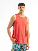 Musculosa de corte clásico confeccionada en algodón, con cuello redondo y sisas amplias. Presenta un diseño liso y versátil, ideal para uso diario.