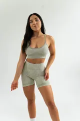 Short deportivo celeste con efecto lavado, de tiro alto y corte ajustado.