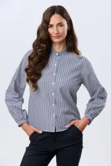 Camisa de manga larga con diseño de rayas verticales en azul y blanco, cuello mao y cierre frontal con botones.