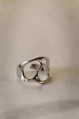 Anillo ajustable de acero quirúrgico hipoalergénico, color dorado, con diseño orgánico y calado.