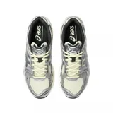 Championes Asics Gel Kayano 14 plateados con detalles en negro y blanco.