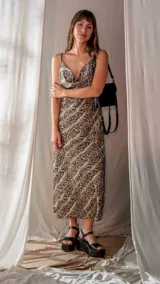 Vestido largo con estampado de reptil, escote drapeado y tirantes finos.