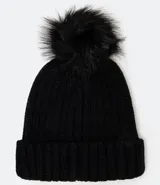 Gorro de punto acanalado color negro, con diseño de bajo plegado y pompón de pelo sintético en la parte superior.