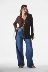Jeans wide leg de tiro medio, calce extra relaxed y piernas anchas. Confeccionado en denim rígido con lavado stone blue localizado.
