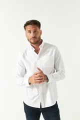Camisa blanca de manga larga con fit regular y logo bordado.