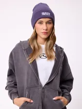 Gorro de lana color marrón con logo de la marca Rusty bordado en blanco.