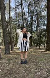 Camisa oversize de fibrana color crudo con botones negros en forma de corazón y mangas largas con puños elásticos.