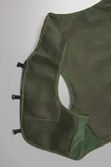 Chaleco deportivo técnico de malla transpirable en color negro, diseñado para running y actividades al aire libre. Cuenta con múltiples compartimentos, bolsillos con cremalleras termoselladas, cierres frontales de hebilla de liberación rápida y ajuste lumbar mediante cordón elástico.