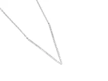 Collar plateado con cadena fina y dije en forma de V con incrustaciones de circonitas.