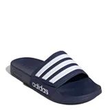 Sandalias unisex Adidas Adilette Shower con tira ajustable de velcro, color azul marino con las icónicas tres tiras blancas y logo de la marca en el lateral.
