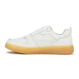 Zapatillas urbanas blancas de cuero sintético con suela marrón.