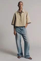 Chaqueta corta Zara ZW Collection de color beige, con cuello solapa, manga por debajo del codo, bolsillos laterales ocultos y cierre frontal con botones ocultos bajo solapa.