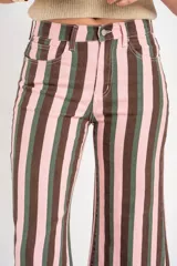 Jean flare de tiro alto con diseño de rayas verticales en tonos rosado, marrón y verde, bolsillos clásicos y botamanga sin dobladillo.
