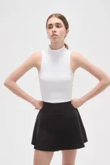 Falda mini de corte evasé, color negro, con cintura alta y diseño liso.