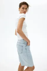 Bermudas de cinco bolsillos en denim de algodón rígido, con talle alto y cierre de cremallera con botón.