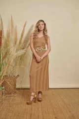 Top sin mangas de tejido de punto con acabado brillante tipo lurex en color dorado, con escote en V.