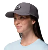 Gorra gris Columbia modelo Mountaincap II 3D, con paneles traseros de malla perforada por láser y parche de goma frontal con el logo de la marca. Cuenta con tecnología Omni-SHIELD™ de repelencia al agua y las manchas.