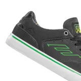 Championes de skate Emerica modelo The Low Vulc en colaboración con Creature, color negro con detalles en verde neón en el logo lateral, la suela y la lengüeta. Diseño de perfil bajo con suela vulcanizada blanca.