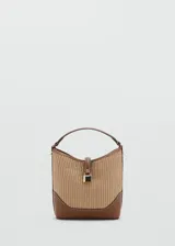 Bolso tipo bucket de canvas y efecto piel, con base, asas y detalles en marrón. Cuenta con una trabilla frontal con candado metálico dorado y cierre magnético.