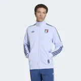 Campera deportiva Adidas Originals de la selección de Italia, color celeste con detalles en azul marino. Presenta cuello alto, cierre frontal, las icónicas tres tiras en las mangas, logo del Trifolio y escudo de la selección italiana en el pecho.