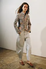 Blazer de jacquard de algodón con estampado floreado, cuello subido, manga larga y cierre frontal con botones. Presenta bolsillos de plastrón en el delantero, detalle de aplicación de lentejuelas, forro interior a tono y bajo asimétrico.