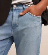 Pantalón de jean para hombre, modelo slim con lavado claro, trabillas en la cintura y bolsillos delanteros y traseros.