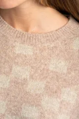 Sweater de punto con diseño de cuadros en tonos marrón y beige, de cuello redondo y manga larga.