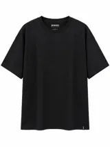 Remera básica de corte oversize, color negro, manga corta y cuello redondo.