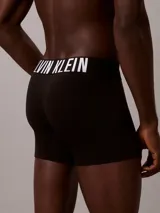 Pack de tres calzoncillos tipo boxer brief de la colección Intense Power de Calvin Klein, confeccionados en mezcla de algodón y elastano. Presentan un diseño minimalista con cintura elástica distintiva de la marca con el logo estampado.