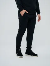 Pantalón jogger deportivo Umbro para hombre, de color negro, corte ajustado, con bolsillos laterales y cintura elástica con cordón ajustable.