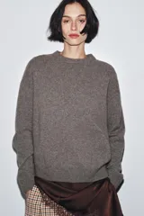 Jersey básico de cuello redondo y manga larga, confeccionado en una mezcla de cashmere y lana, con diseño de corte holgado y puños acanalados.