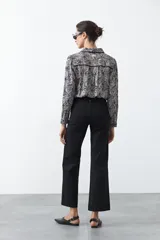 Pantalón de mujer color beige, de corte recto y tiro alto, con costuras frontales marcadas que recorren la pierna.