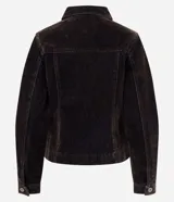 Campera ajustada de jean con acabado aterciopelado color marrón oscuro, cuello camisero, manga larga, cierre frontal con botones metálicos y bolsillos frontales con solapa.