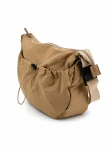 Bandolera negra de diseño funcional con cierre superior, bolsillo frontal con frunce y cordón ajustable, y correa regulable con hebilla de seguridad.