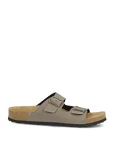 Sandalias estilo Birkenstock de color marrón claro, con dos tiras ajustables con hebillas metálicas, plantilla anatómica con efecto corcho y suela negra.
