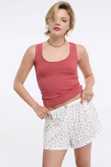 Musculosa rib color gris melange, con escote redondo y costura decorativa bajo el busto.