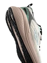 Championes de running Umbro modelo Cirov para hombre, color negro con el logo de la marca en blanco en el lateral y entresuela alta amortiguada.
