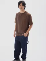 Remera de algodón con efecto lavado, cuello redondo y mangas cortas. Presenta un pequeño logo bordado en el pecho y una estampa gráfica en la espalda.