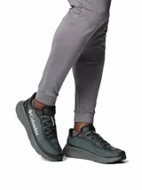 Championes Columbia Konos Featherweight Omni-Grip color negro con entresuela gris y detalles en blanco. Incorporan malla transpirable, amortiguación TechLite+ y suela Omni-Grip para máxima tracción.
