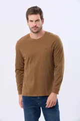 Remera manga larga lisa, color gris claro, con cuello redondo y logo bordado en el pecho.