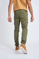 Pantalón cargo color beige con ajuste slim, cierre frontal con botón, bolsillos laterales tipo cargo y puños elásticos en los tobillos.