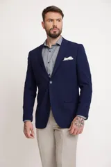 Blazer azul marino de corte slim fit con solapa notch y bolsillo de parche.