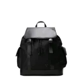 Mochila urbana de diseño funcional en color negro, confeccionada en material sintético resistente. Presenta una solapa superior con cierre de hebillas, cordón ajustable en el compartimento principal y bolsillos laterales con solapa. Incluye detalles en cuero sintético y logo metálico en la parte inferior.