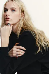 Pack de dos anillos metálicos de diseño moderno con piedra incrustada en tono rojizo.